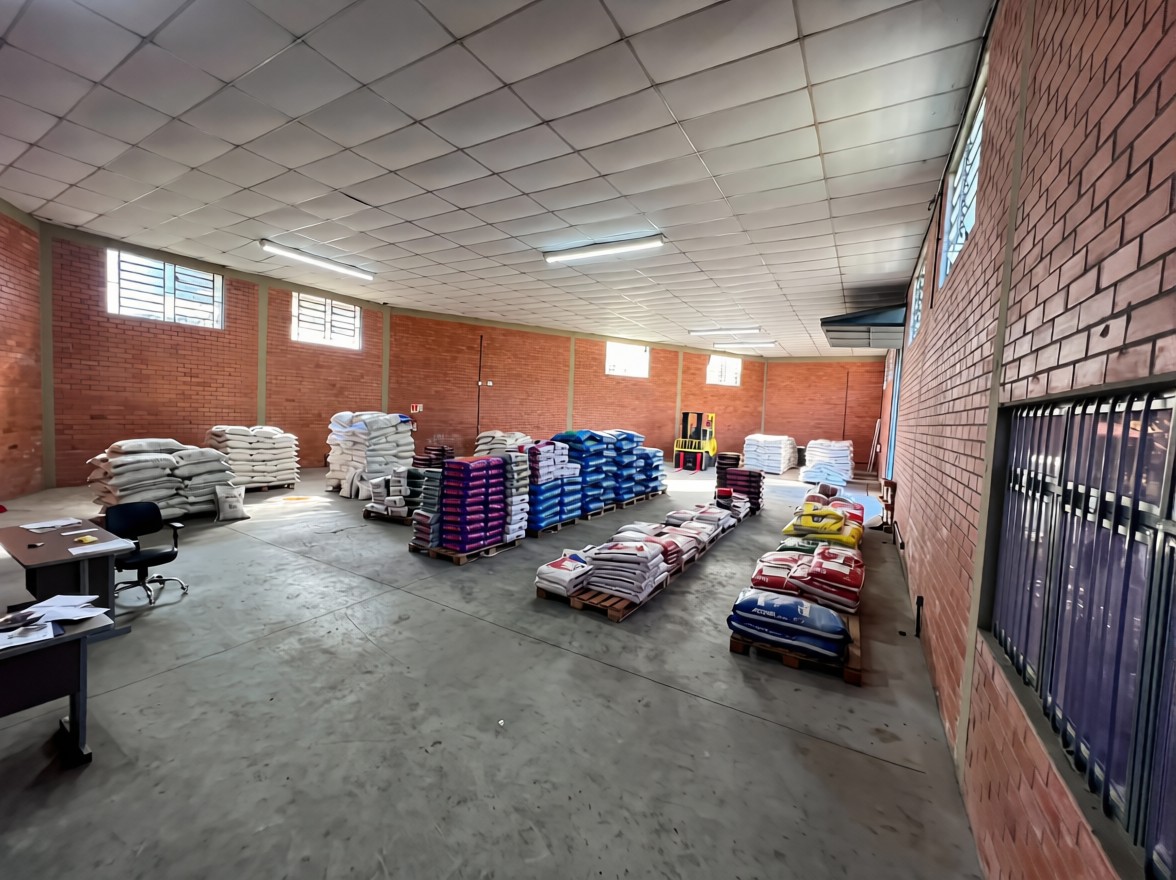 Interior da loja AGR com rações e insumos empilhados